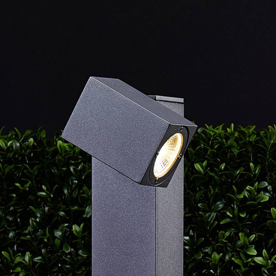 Lucande Lorik - LED světlo na cestu s ohebnou hlavou
