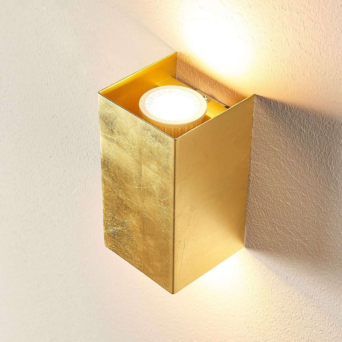 Lindby Zlatě zbarvená nástěnná lampa Tabita z kovu