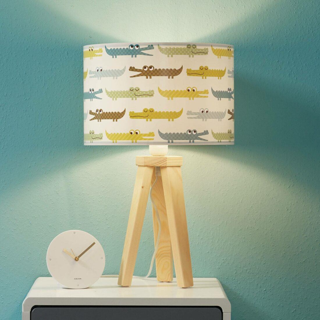 Maco Design Barevná stolní lampa do dětského pokoje krokodýl se dřevem