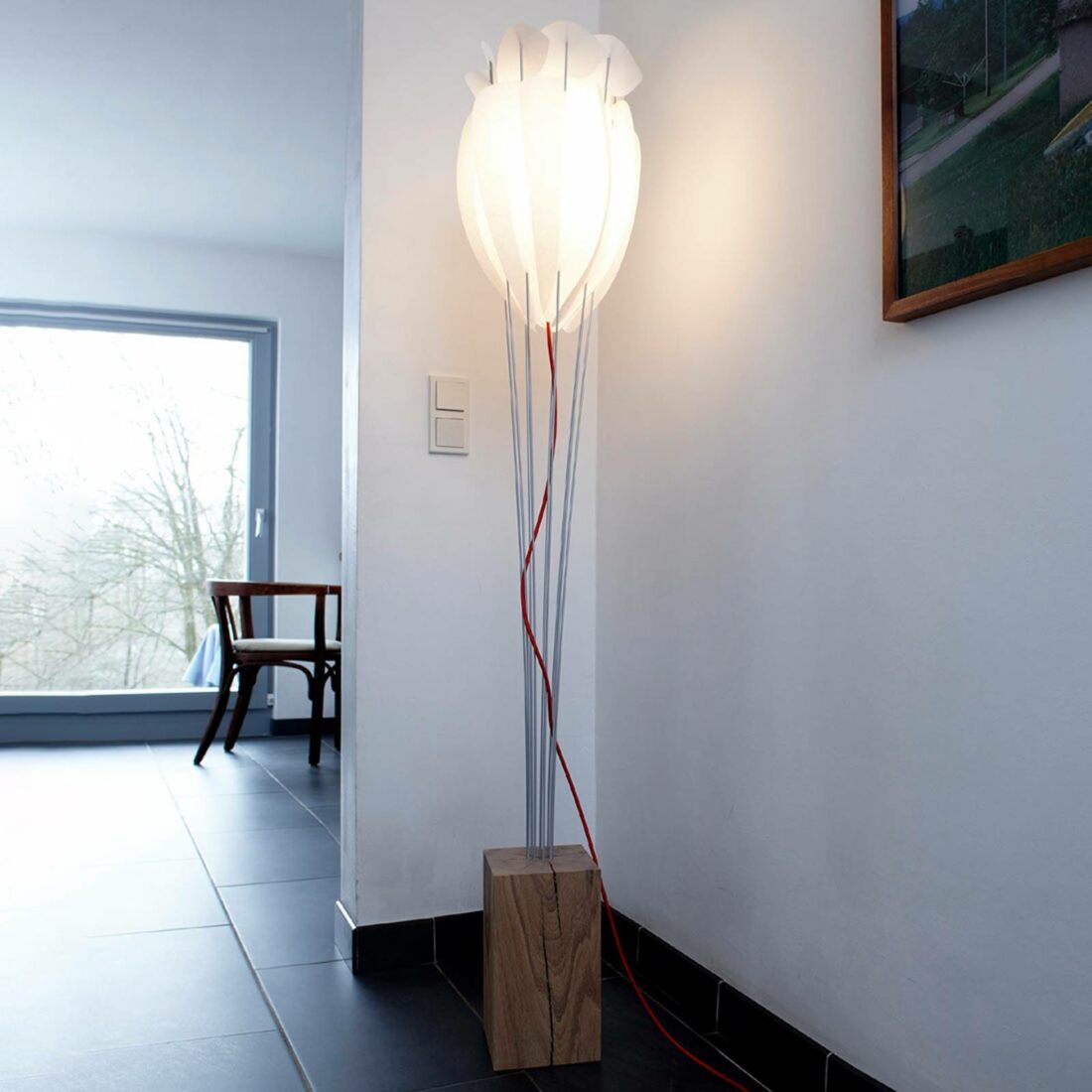 Domus Stojací lampa Tulip s červeným kabelem
