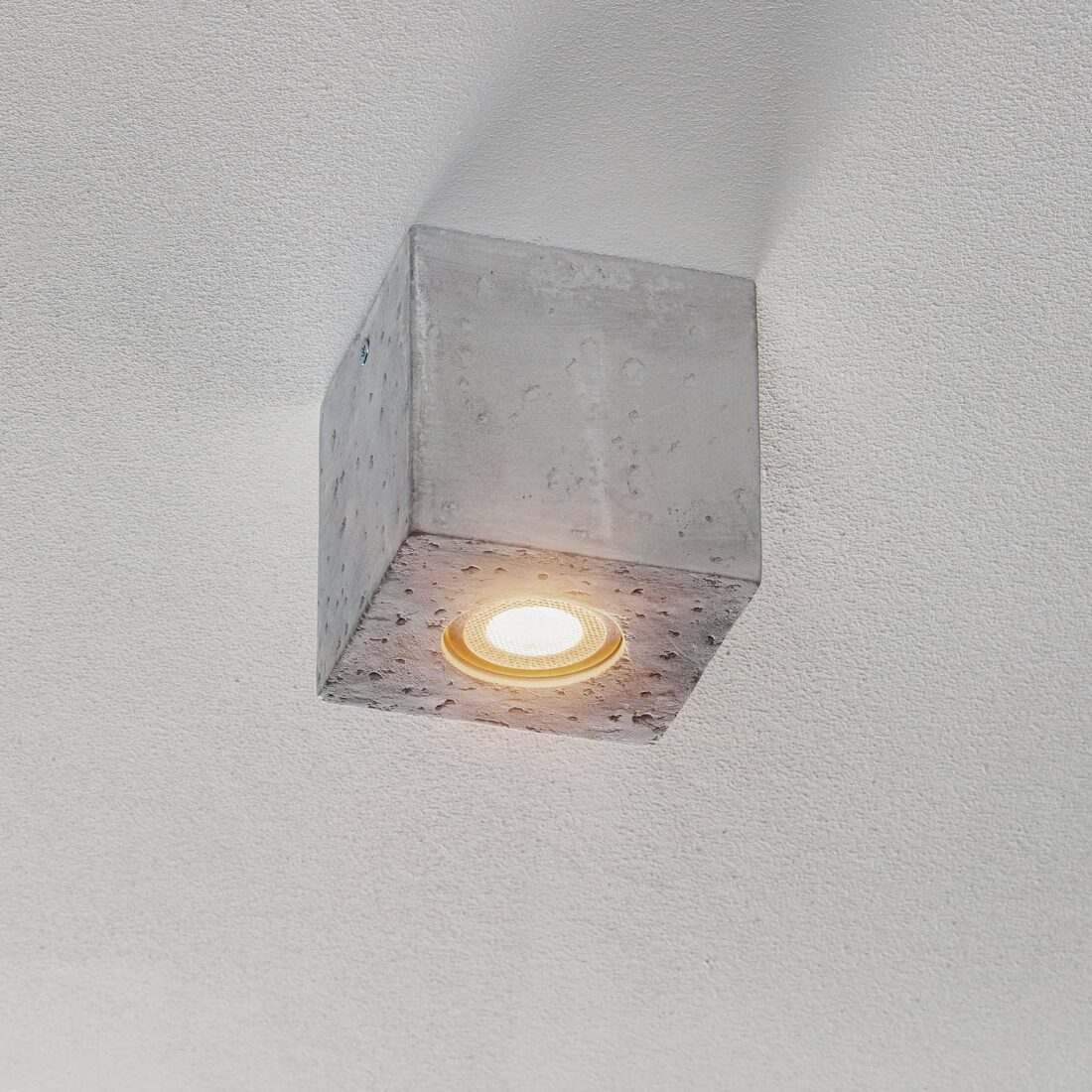 SOLLUX LIGHTING Stropní svítidlo Ara jako betonová kostka 10 cm x