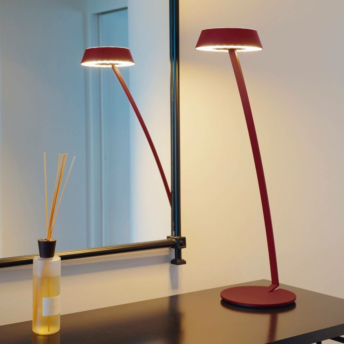 Oligo OLIGO Glance LED stolní lampa oblouk červená matná