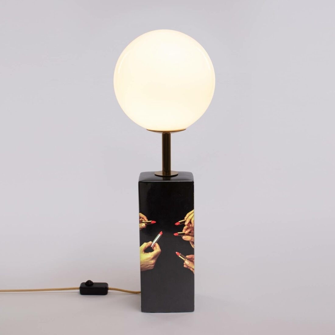 SELETTI LED stolní lampa Toiletpaper s motivem rtěnky